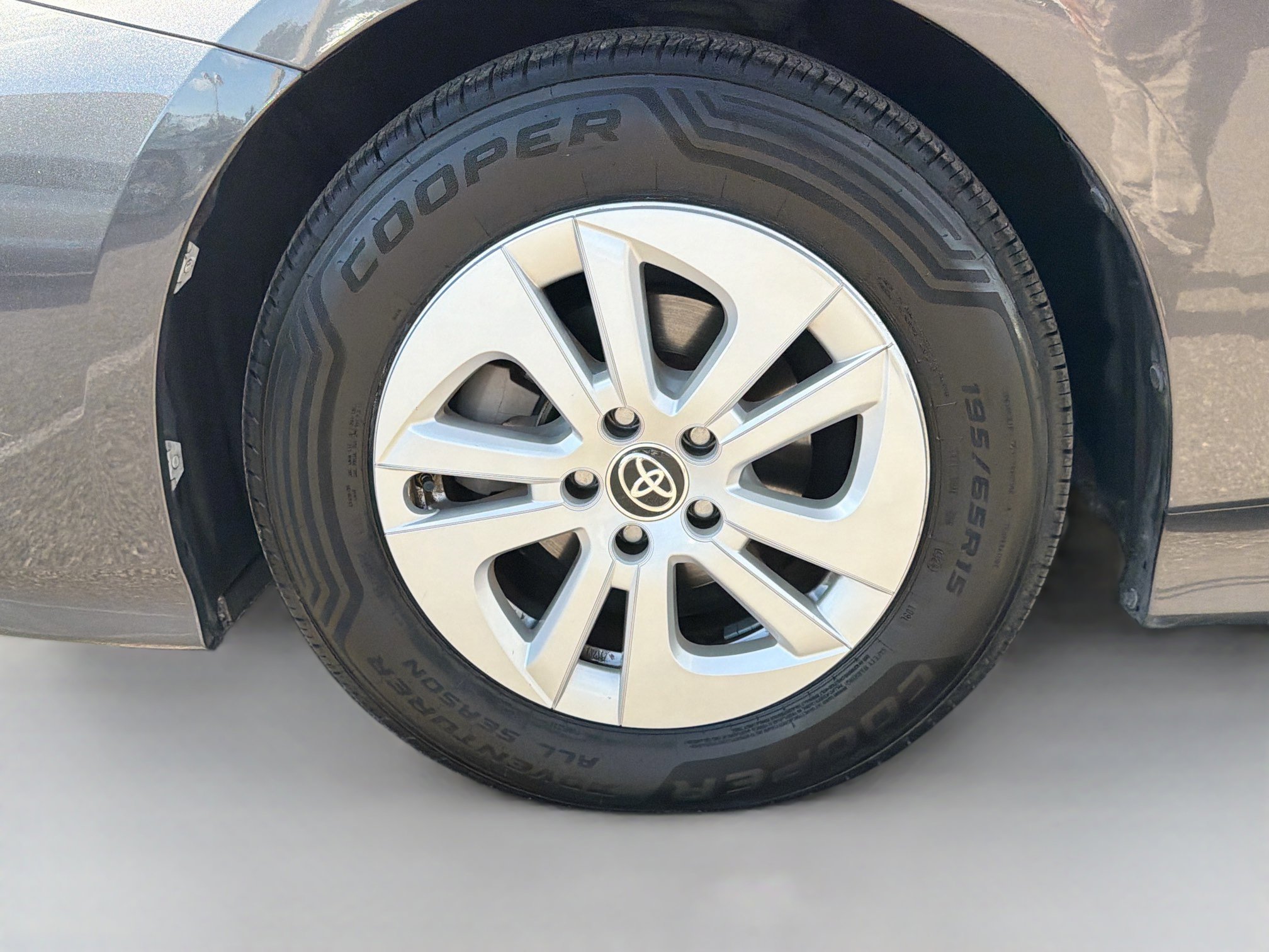 Used 2017 Toyota Prius Two image 38