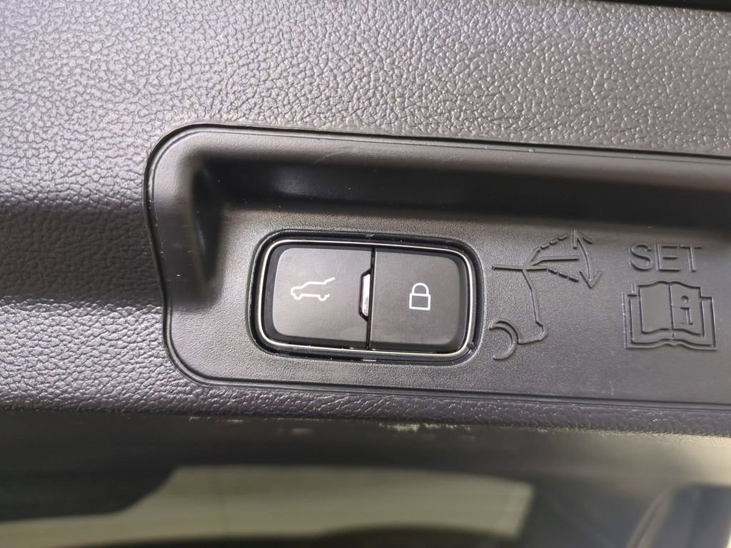 Used 2020 Ford Explorer XLT image 15