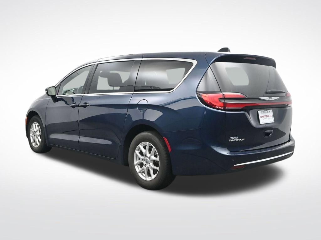 Used 2025 Chrysler Pacifica Select image 9