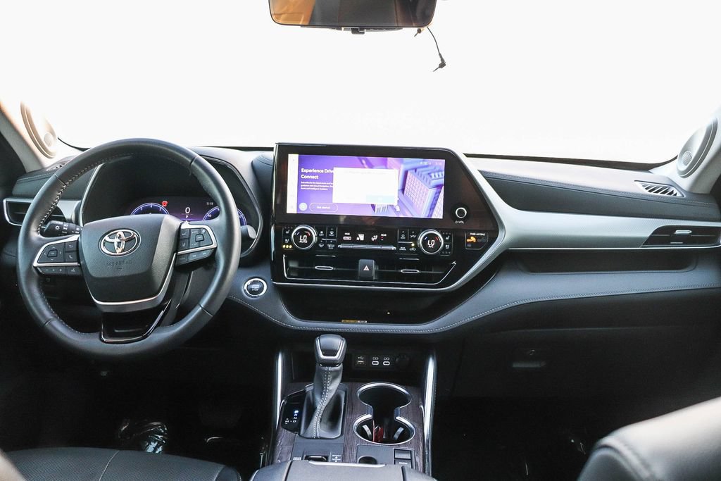 Used 2023 Toyota Highlander Platinum FWD image 14