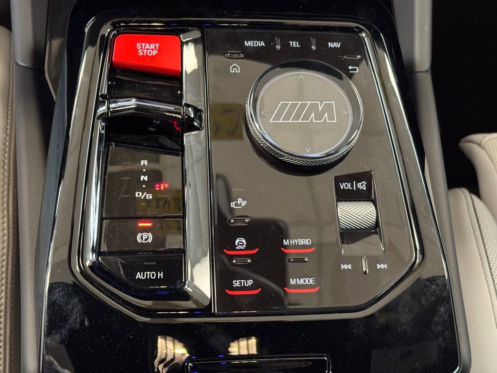 Used 2025 BMW M5 w/ Carbon Package image 38