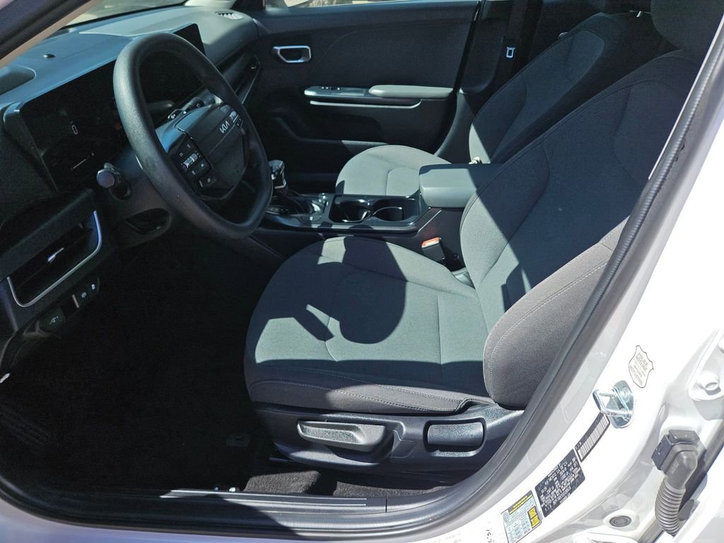 Used 2025 Kia K4 LXS image 11