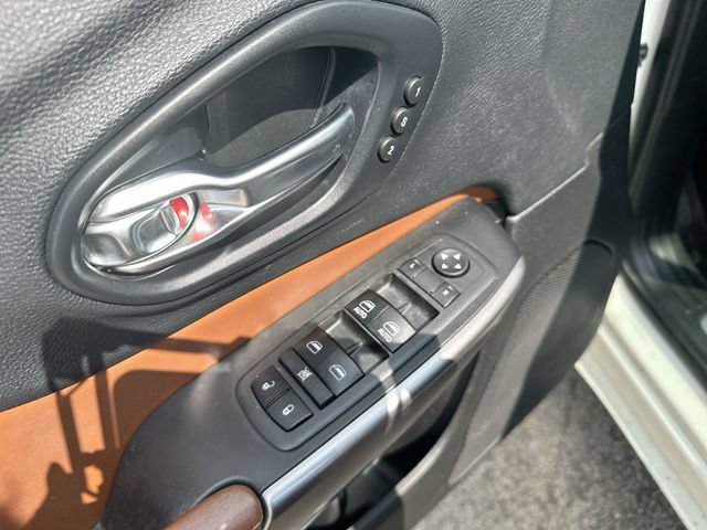 Used 2019 Jeep Cherokee Overland AWD/4WD image 26