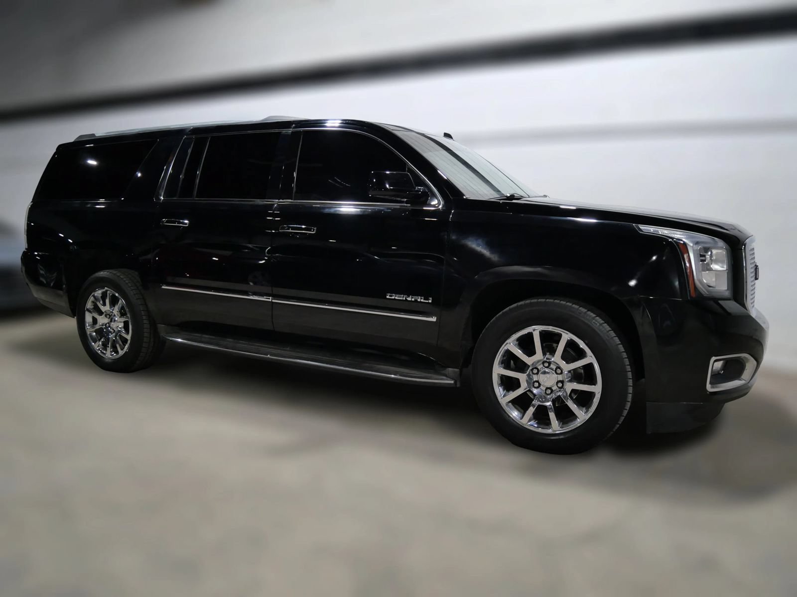 Used 2015 GMC Yukon XL Denali w/ Touring Package AWD/4WD image 3