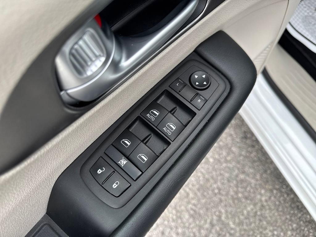 Used 2024 Chrysler Pacifica Touring-L FWD image 12