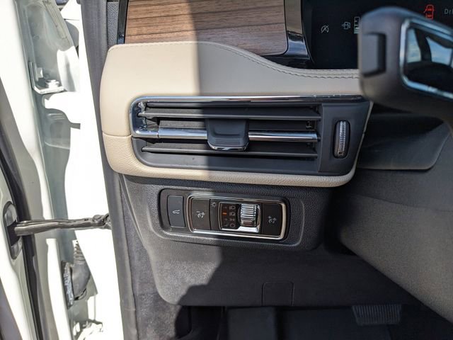 Used 2025 Lincoln Corsair Reserve w/ Rear Removable Package Tray image 31