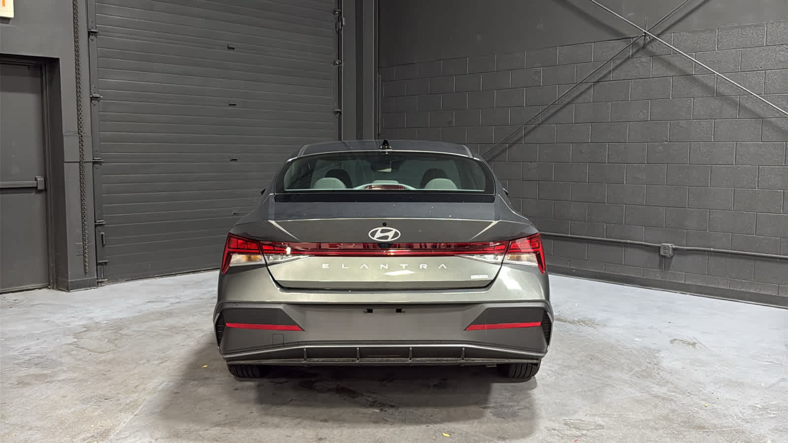 Used 2025 Hyundai Elantra Hybrid FWD image 5