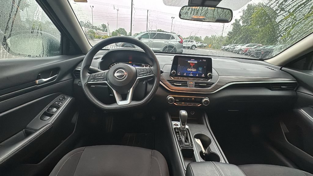Used 2025 Nissan Altima 2.5 SV FWD image 8