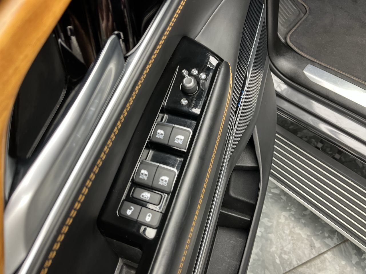 Used 2024 Jeep Grand Wagoneer L Series III AWD/4WD image 15