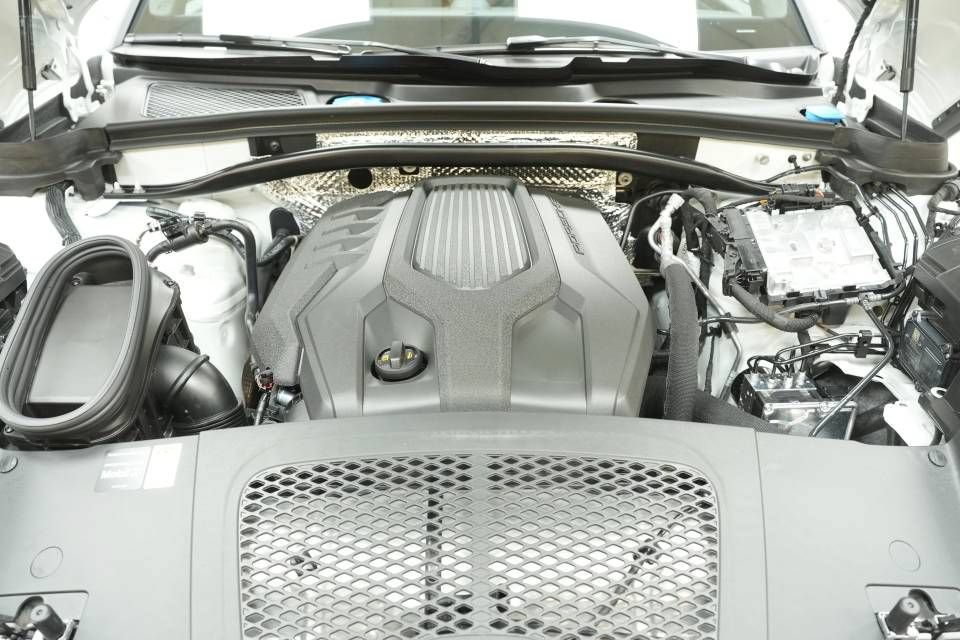 Certified 2026 Porsche Macan AWD/4WD image 30