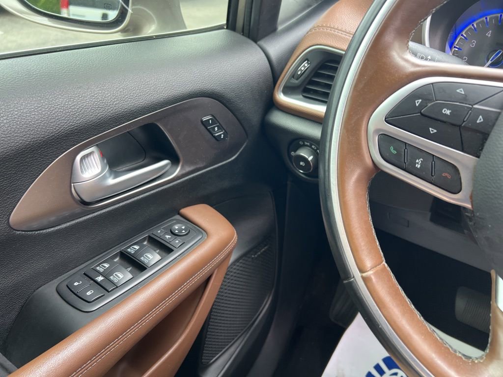 Used 2018 Chrysler Pacifica Limited w/ Tire & Wheel Group FWD image 20