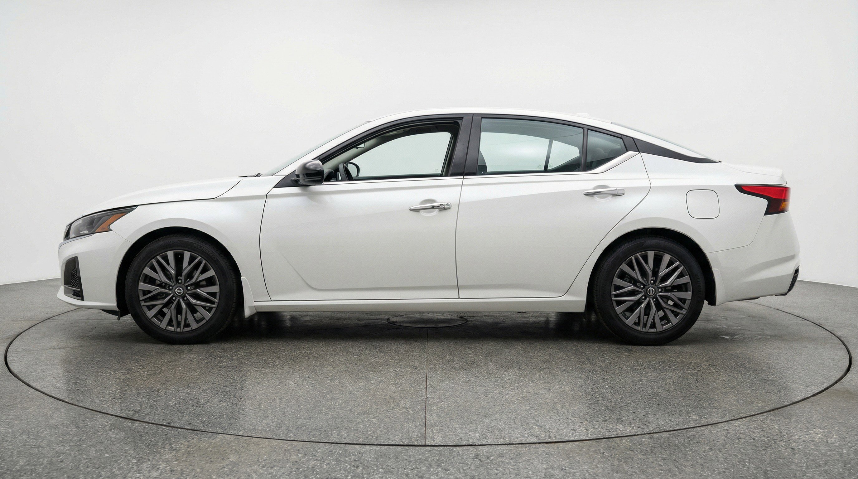 Used 2025 Nissan Altima 2.5 SV image 5