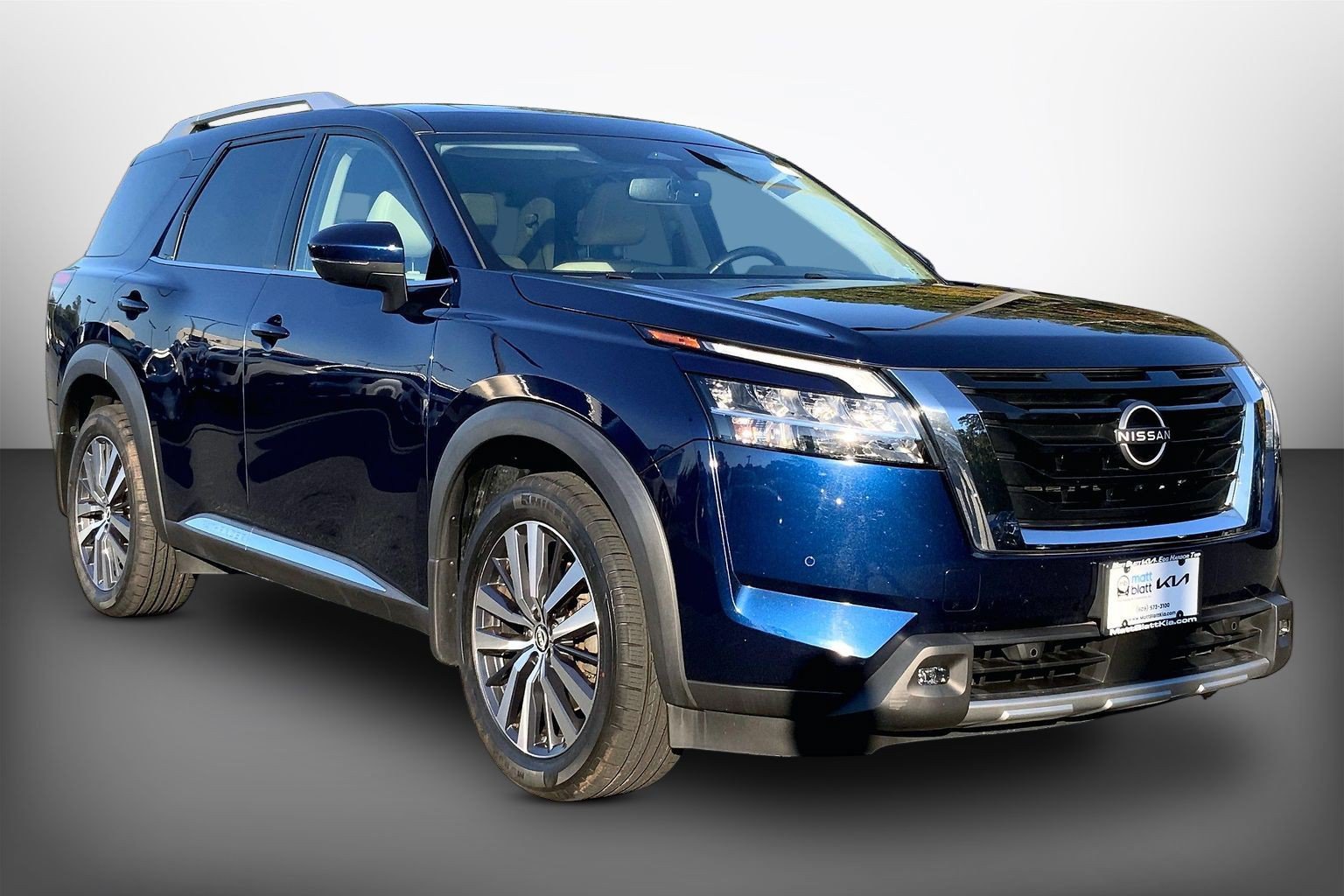 Used 2022 Nissan Pathfinder Platinum w/ Cargo Package AWD/4WD image 3