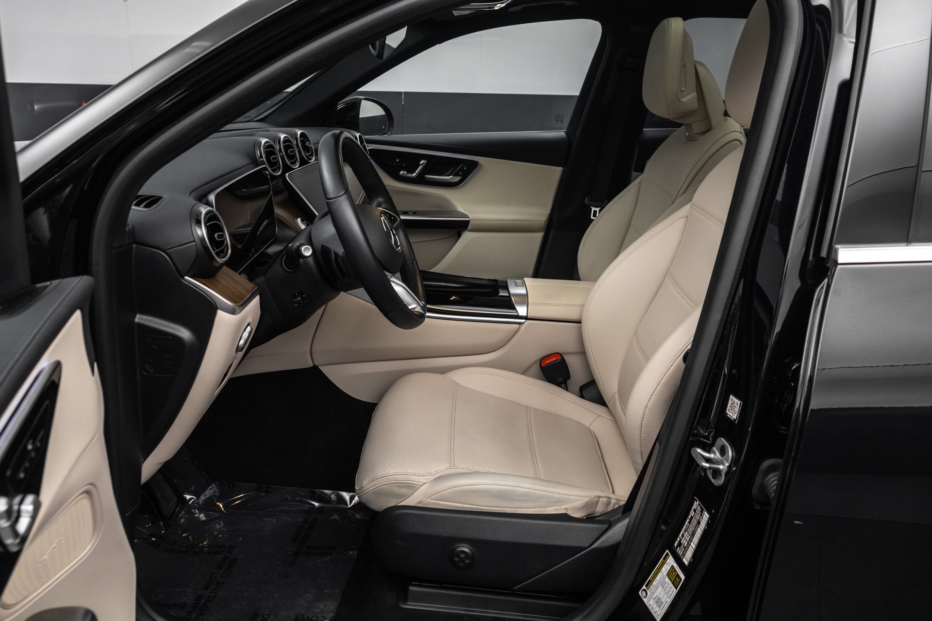Used 2024 Mercedes-Benz GLC 300 4MATIC image 5