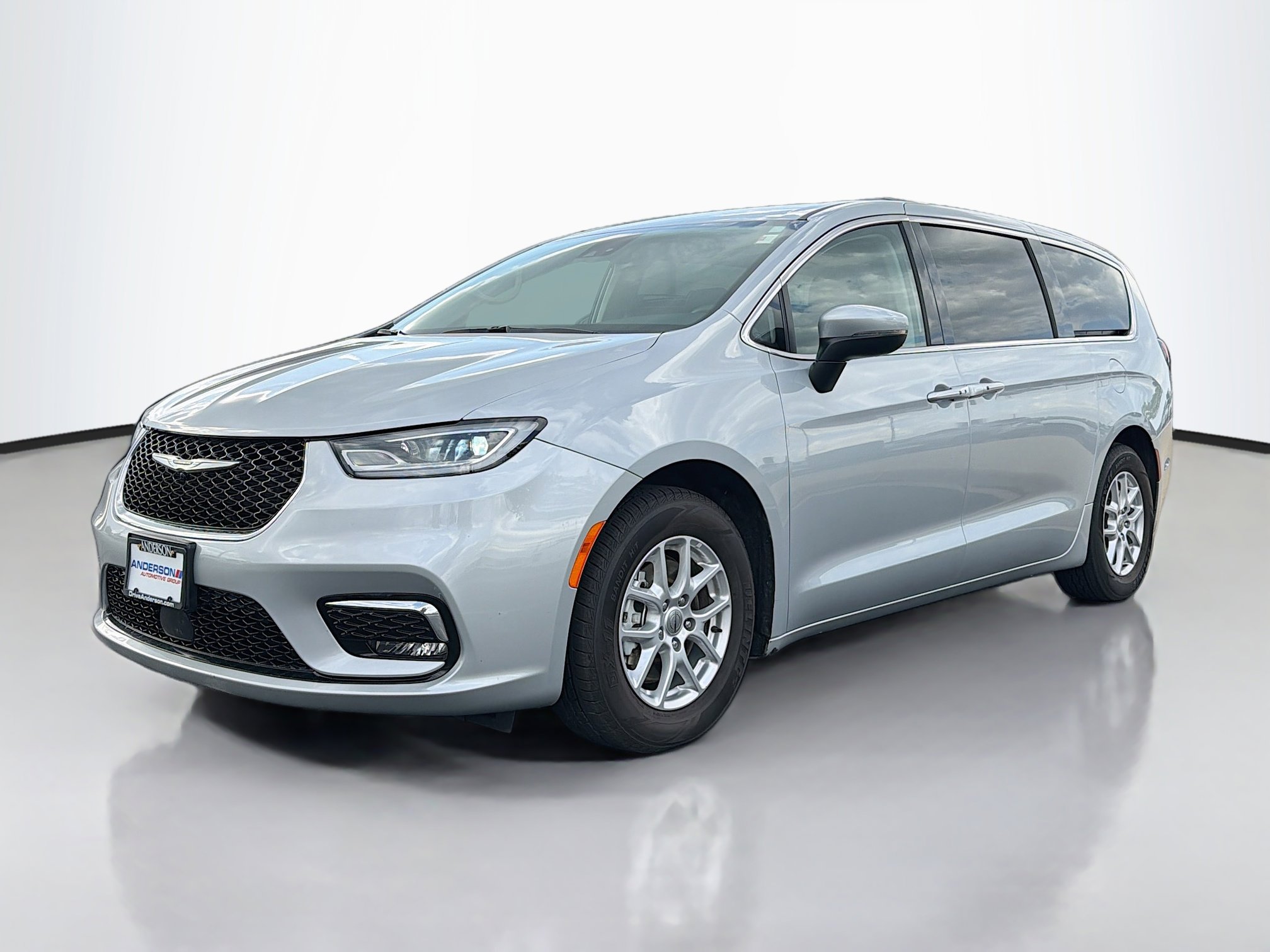 Used 2023 Chrysler Pacifica Touring-L FWD image 11