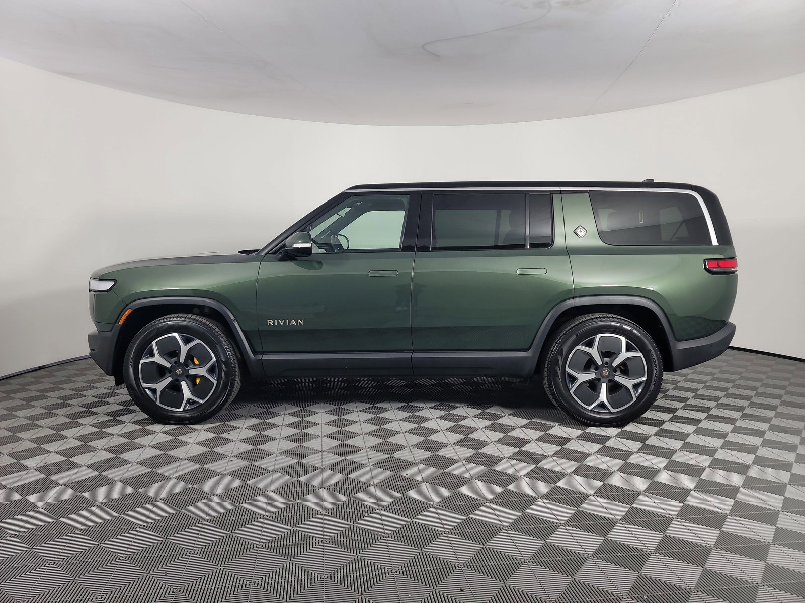 Used 2024 Rivian R1S Adventure AWD/4WD image 2