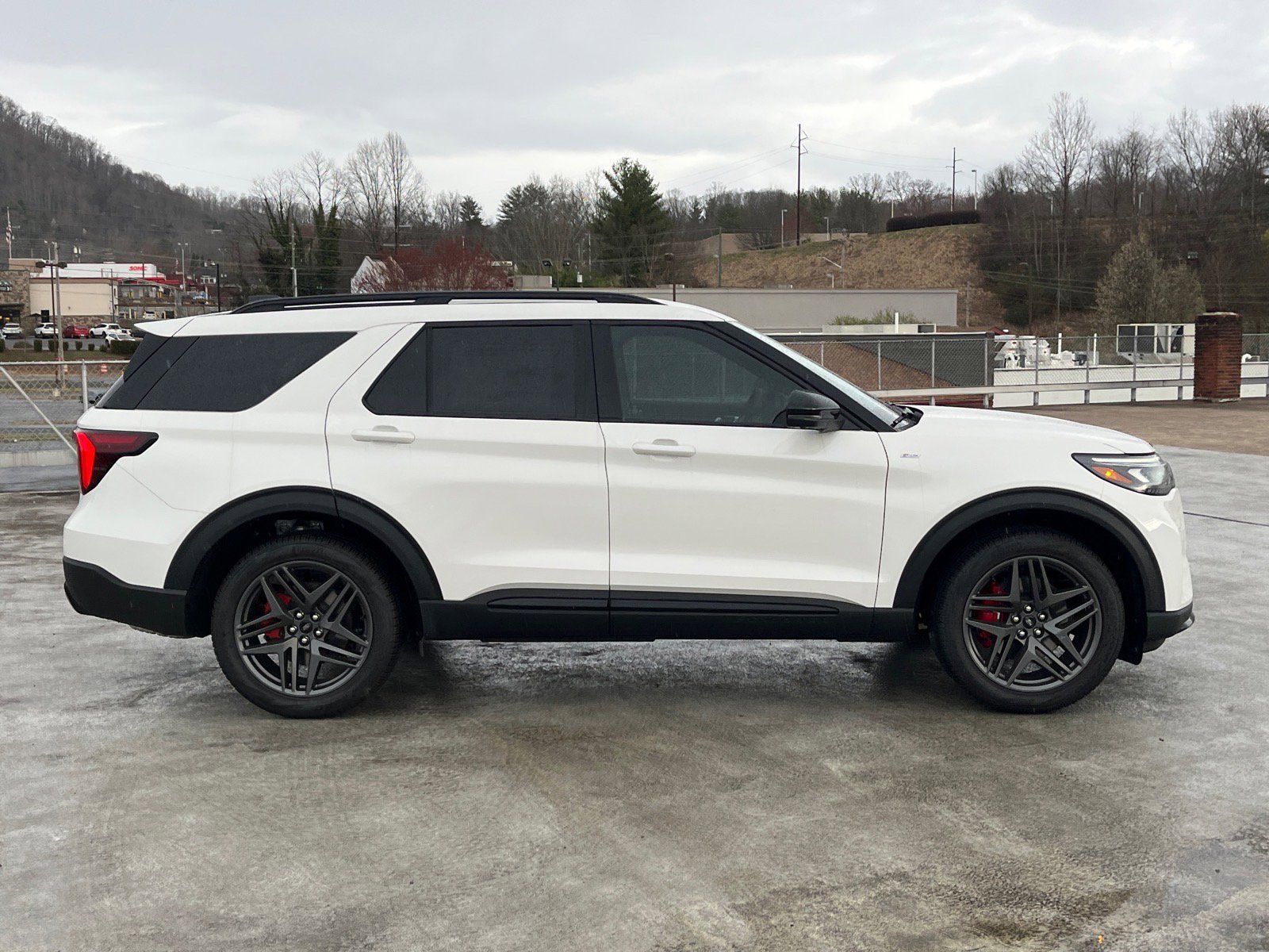 New 2026 Ford Explorer ST-Line w/ ST-Line Street Pack AWD/4WD image 2