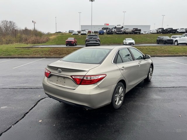 Used 2016 Toyota Camry SE image 3