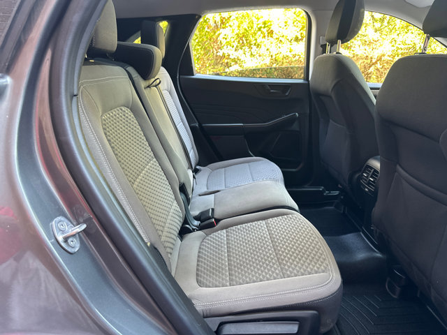 Used 2022 Ford Escape SE w/ SE Sport Appearance Package image 34