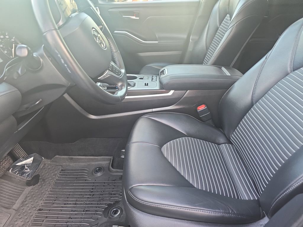 Used 2021 Toyota Highlander XSE FWD image 31