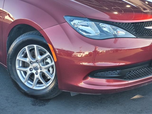 Certified 2023 Chrysler Voyager LX FWD image 3