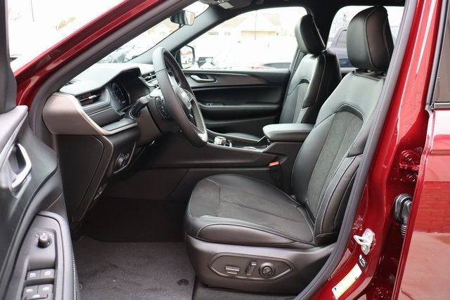 New 2025 Jeep Grand Cherokee Altitude image 9