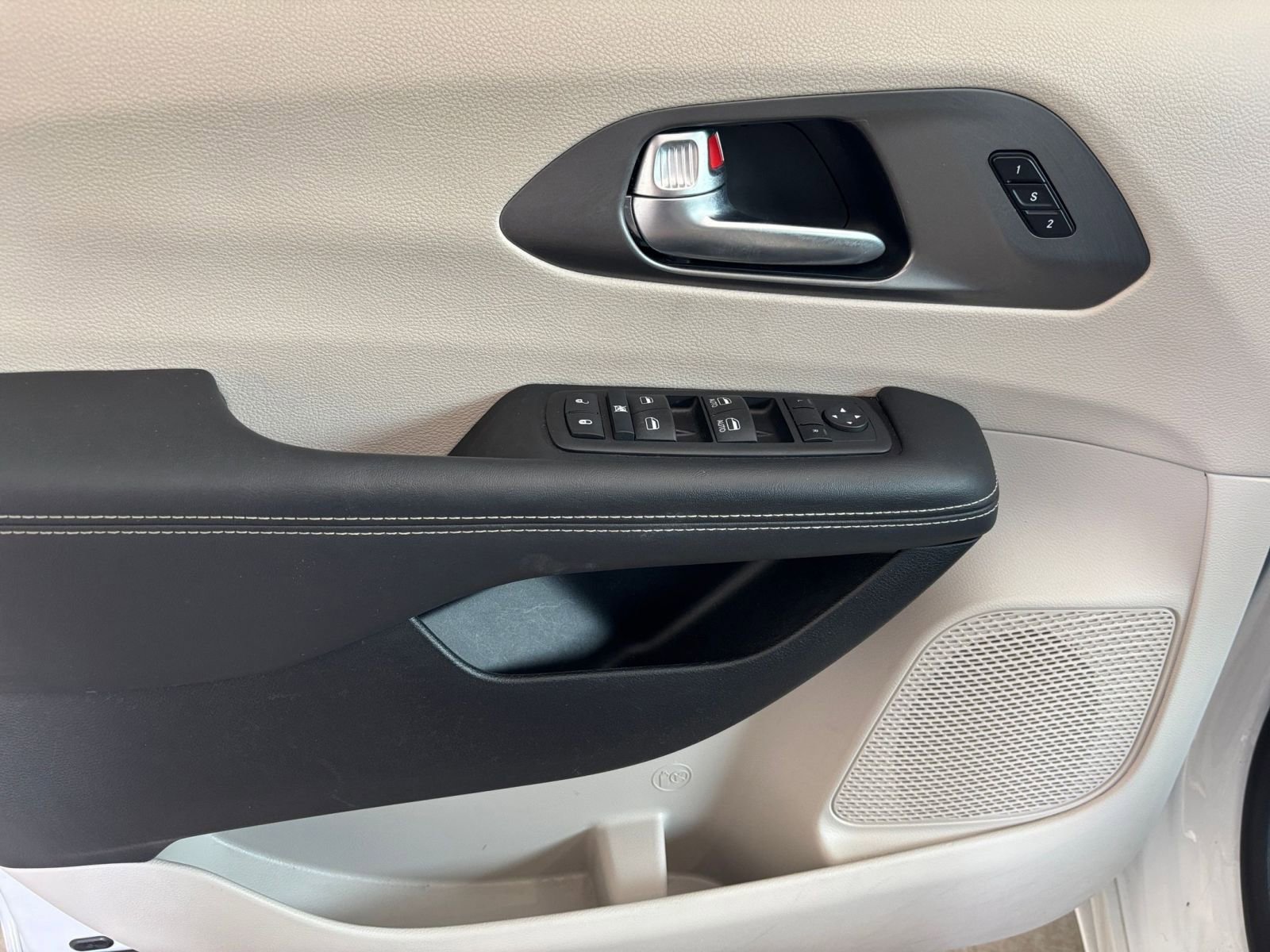 Used 2024 Chrysler Pacifica Touring-L image 18