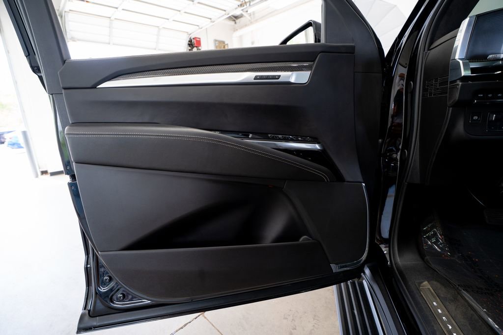 Used 2025 Cadillac Escalade ESV V image 29