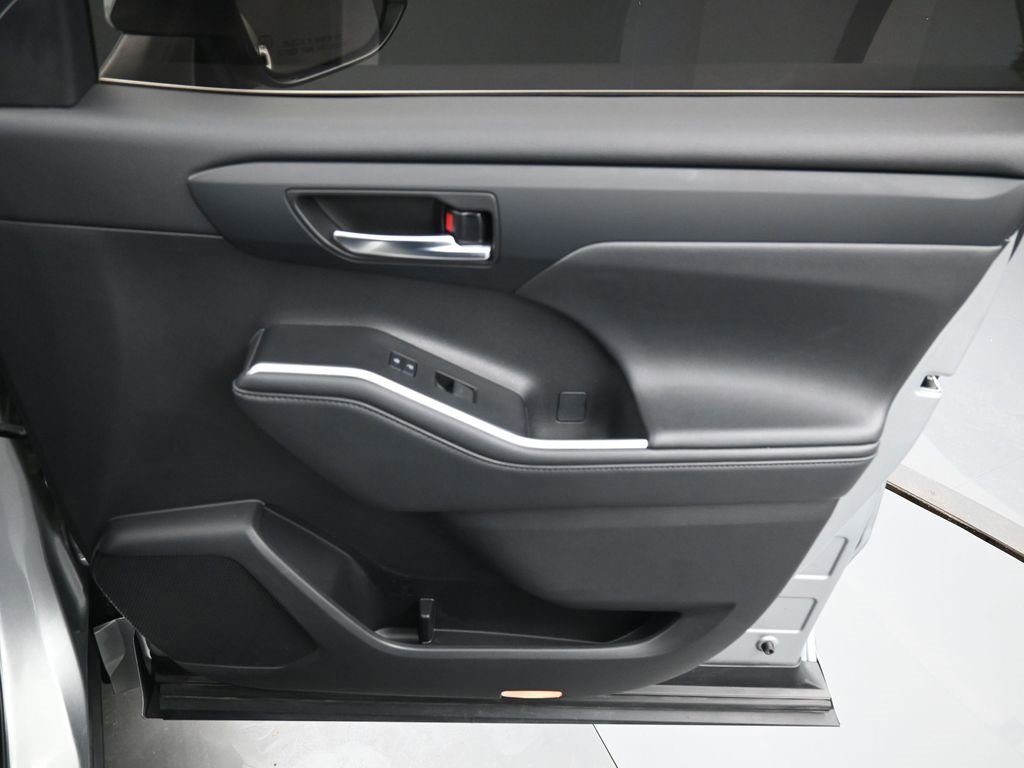 Used 2021 Toyota Highlander XLE image 37