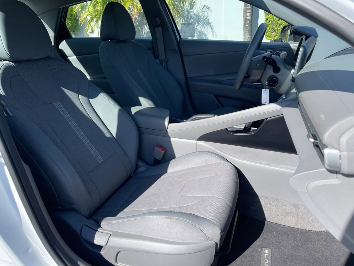 Used 2022 Hyundai Elantra SE FWD image 20