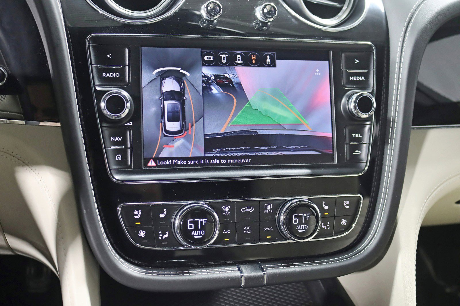 Used 2017 Bentley Bentayga image 22