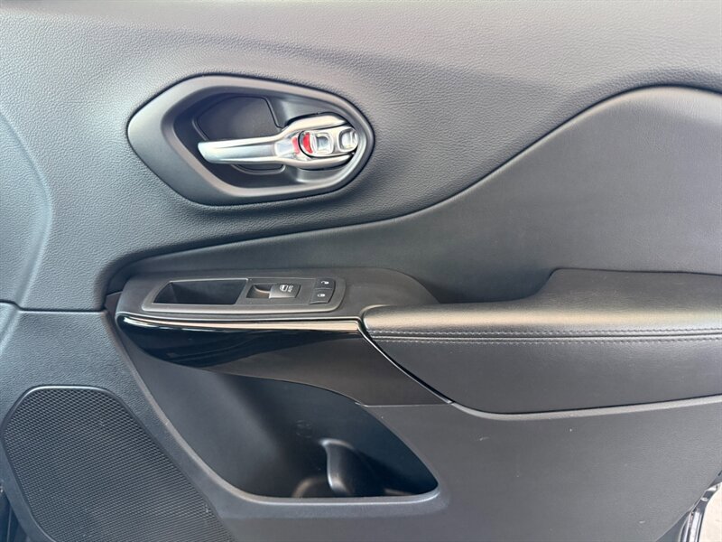 Used 2019 Jeep Cherokee Latitude Plus FWD image 28