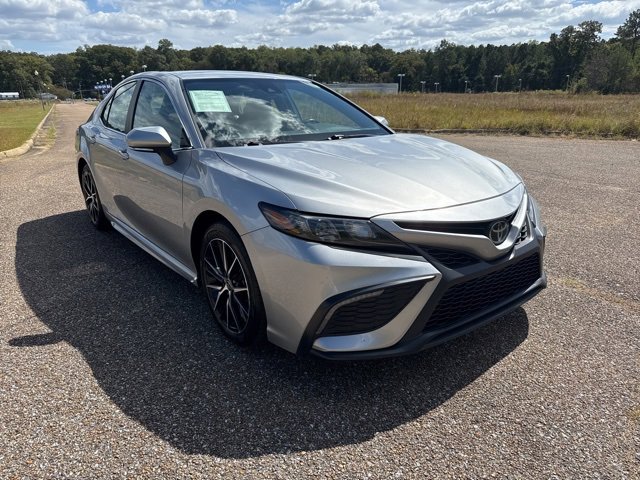 Used 2023 Toyota Camry SE image 2