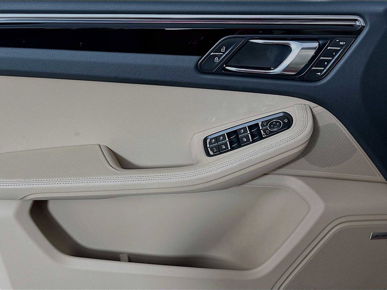 Certified 2025 Porsche Macan AWD/4WD image 11