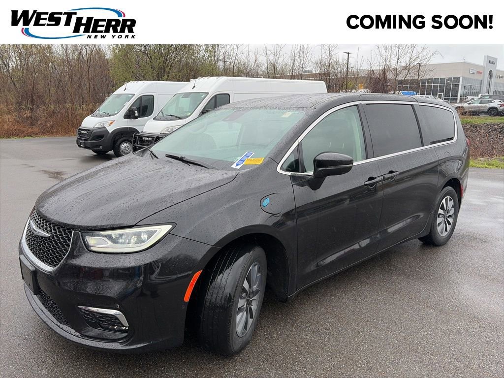 Used 2023 Chrysler Pacifica Touring-L w/ Uconnect Theater Family Group FWD image 4