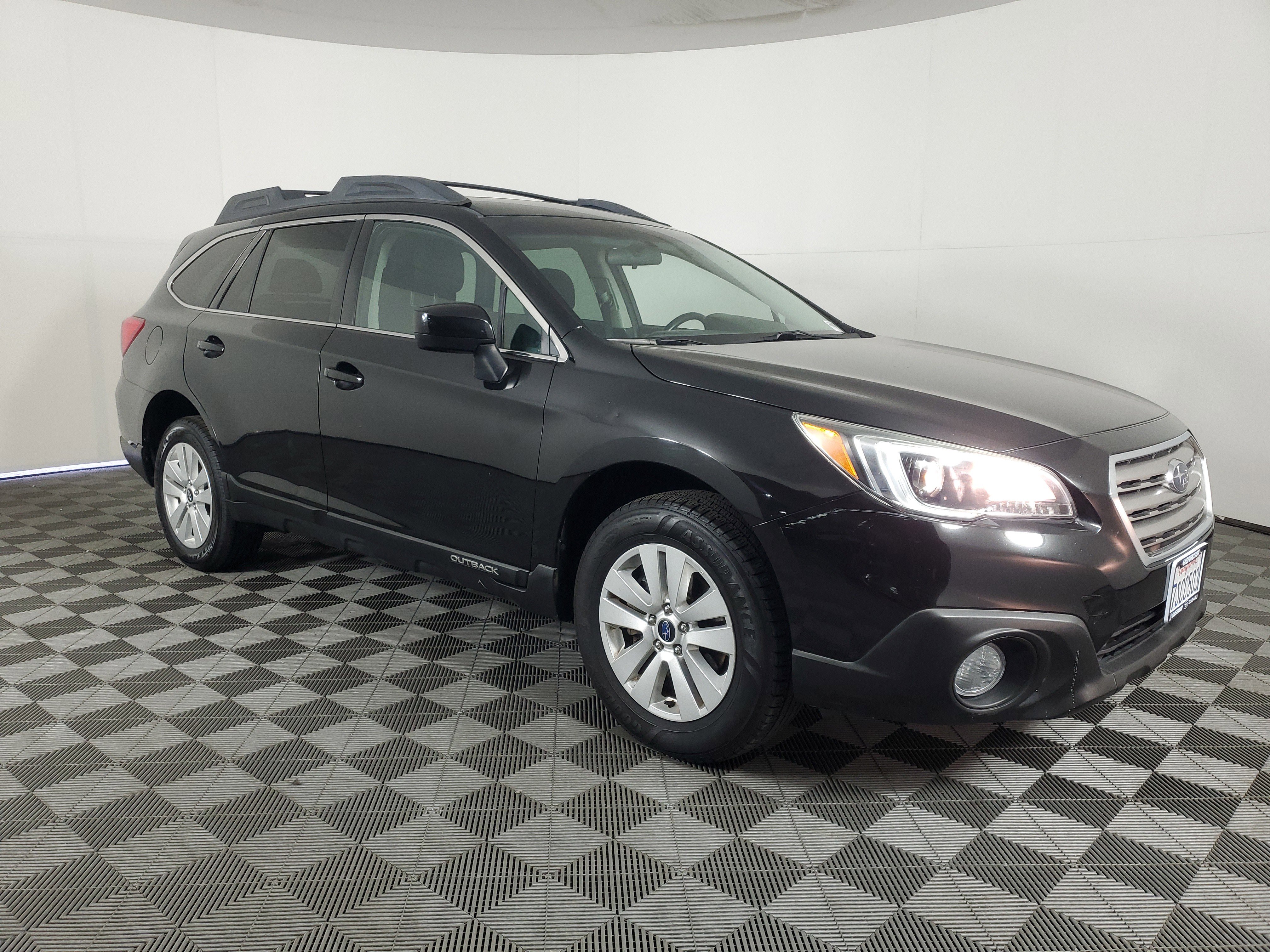 Used 2015 Subaru Outback 2.5i Premium AWD/4WD image 2