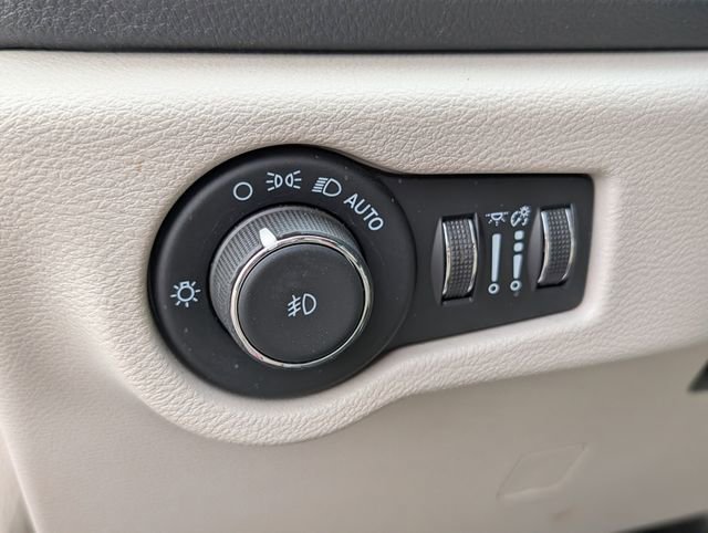 Used 2021 Chrysler Pacifica Limited w/ Premium & Safety Sphere Group image 17