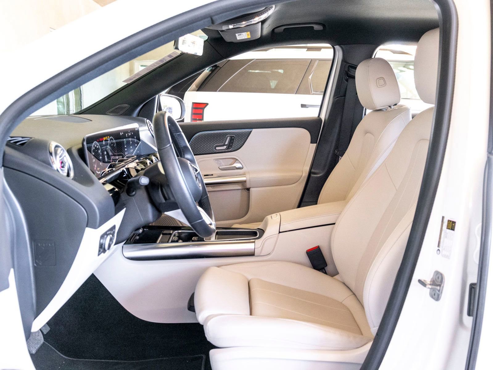 Used 2025 Mercedes-Benz GLA 250 image 14