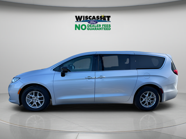 Used 2024 Chrysler Pacifica Touring-L FWD image 2