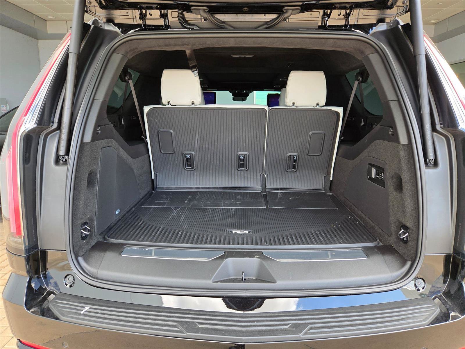 New 2026 Cadillac Escalade ESV Platinum Sport w/ LPO, Floor Liner Package AWD/4WD image 34
