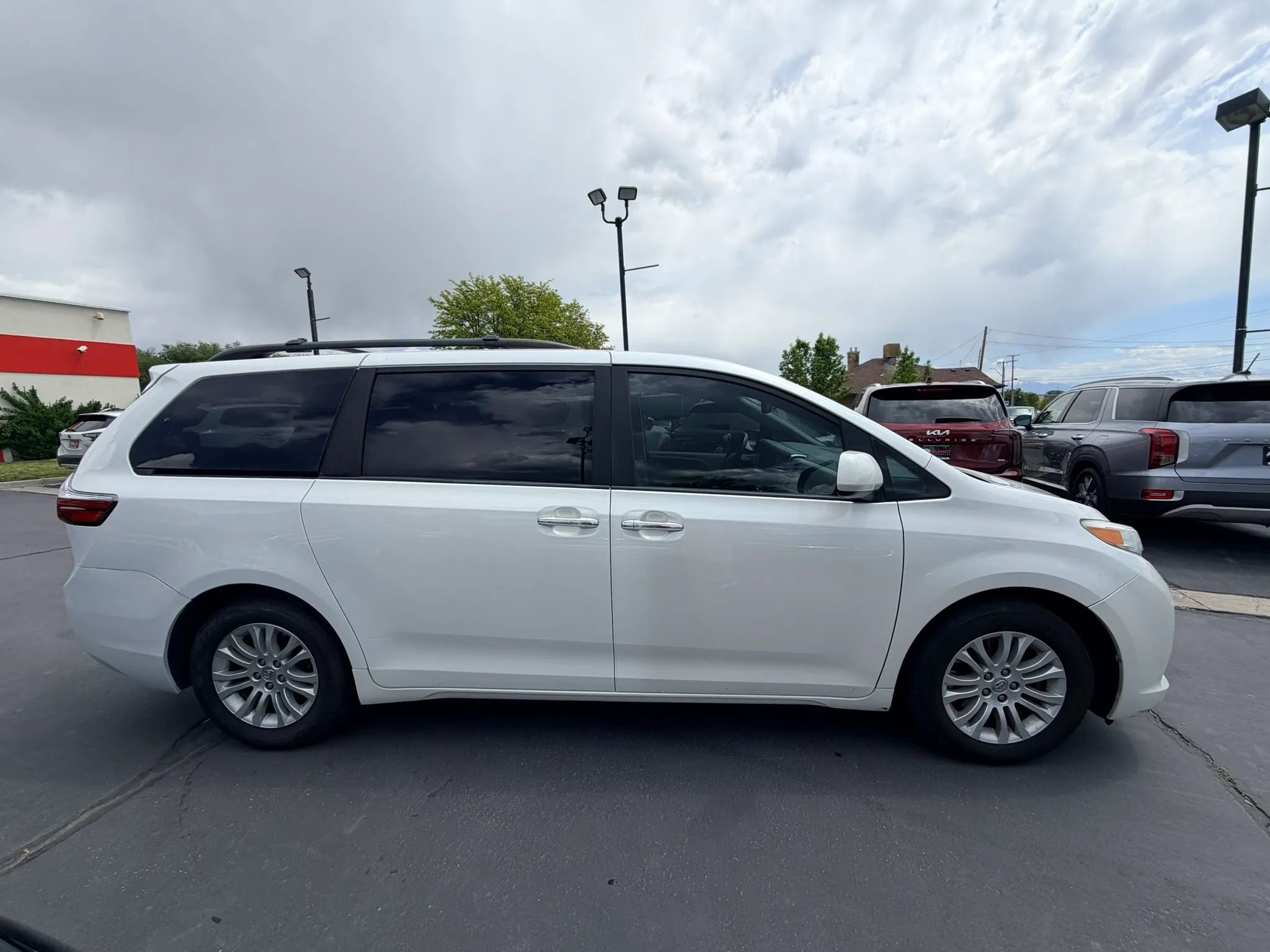 Used 2016 Toyota Sienna XLE Premium FWD image 2