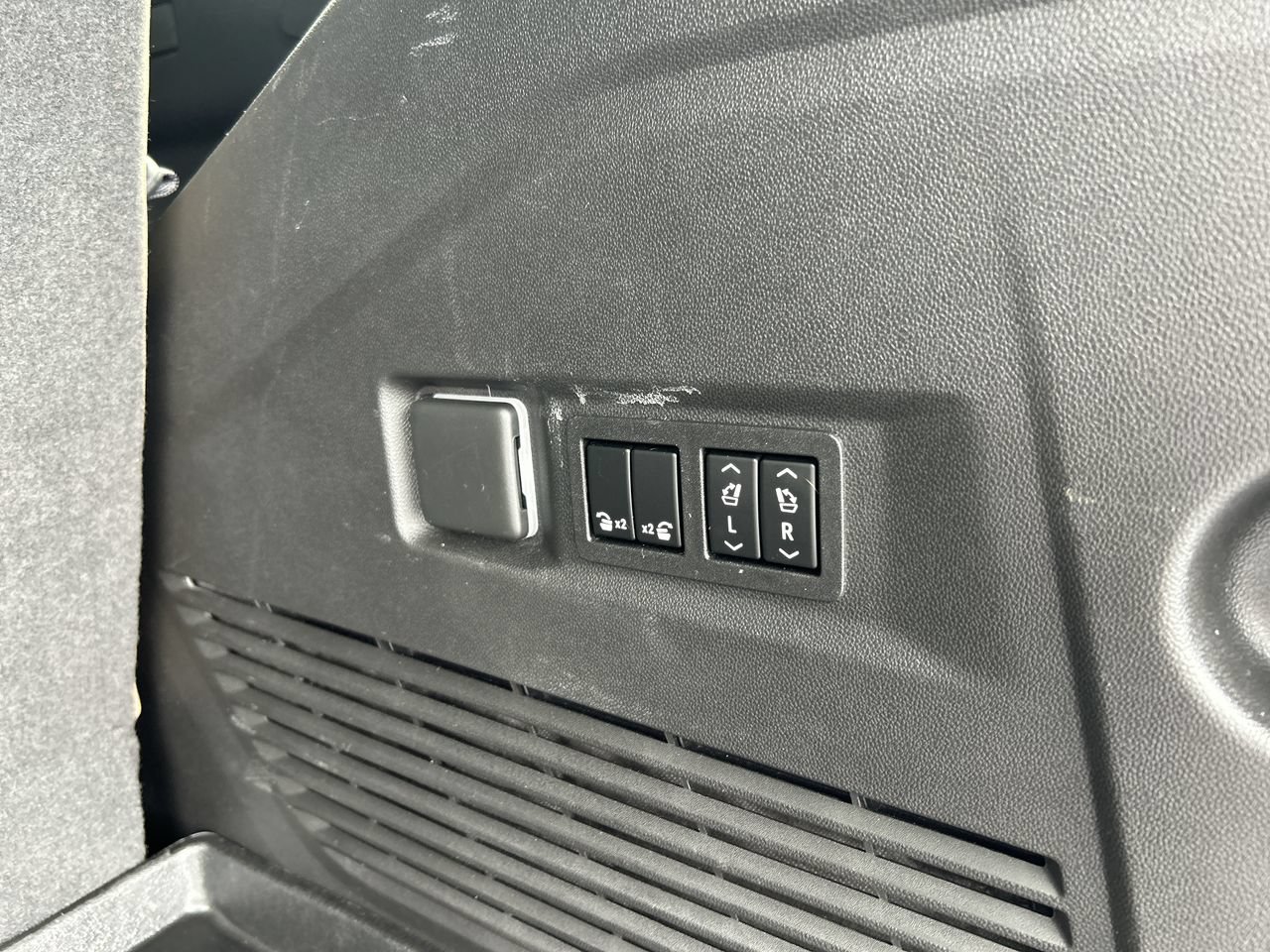 Used 2022 Chevrolet Tahoe Premier AWD/4WD image 12
