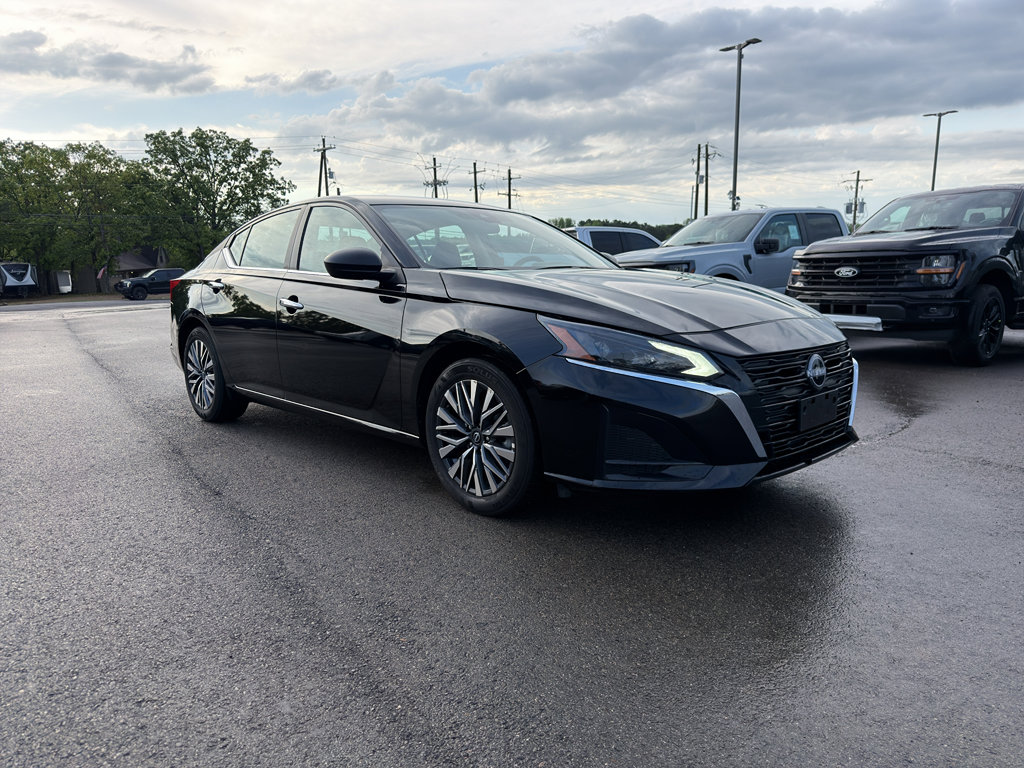 Used 2025 Nissan Altima 2.5 SV FWD image 2