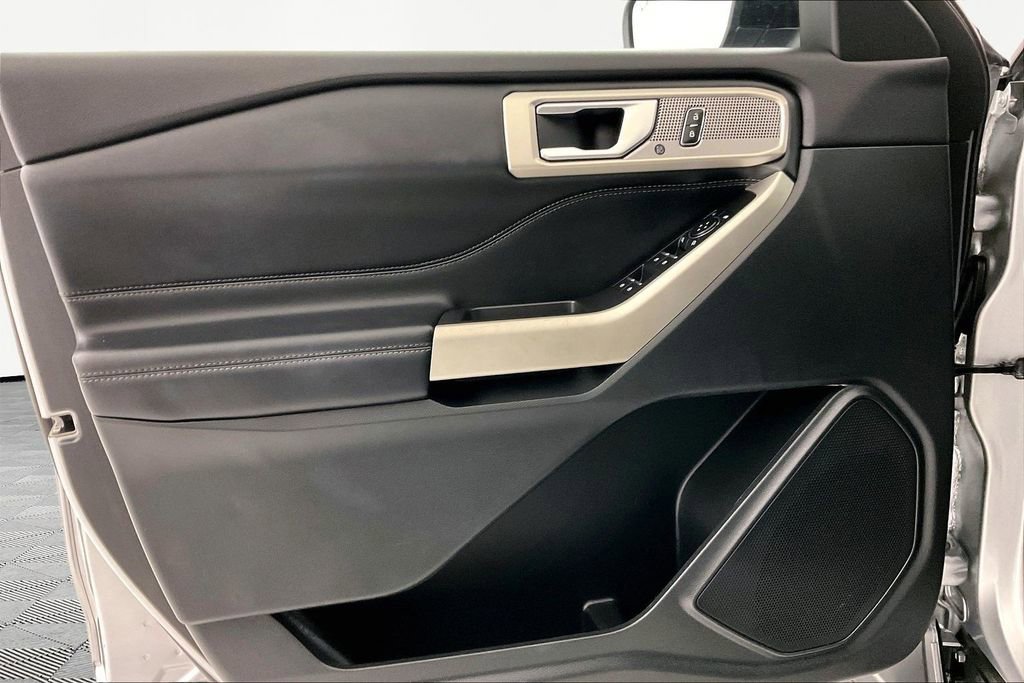 Used 2023 Ford Explorer Limited image 17