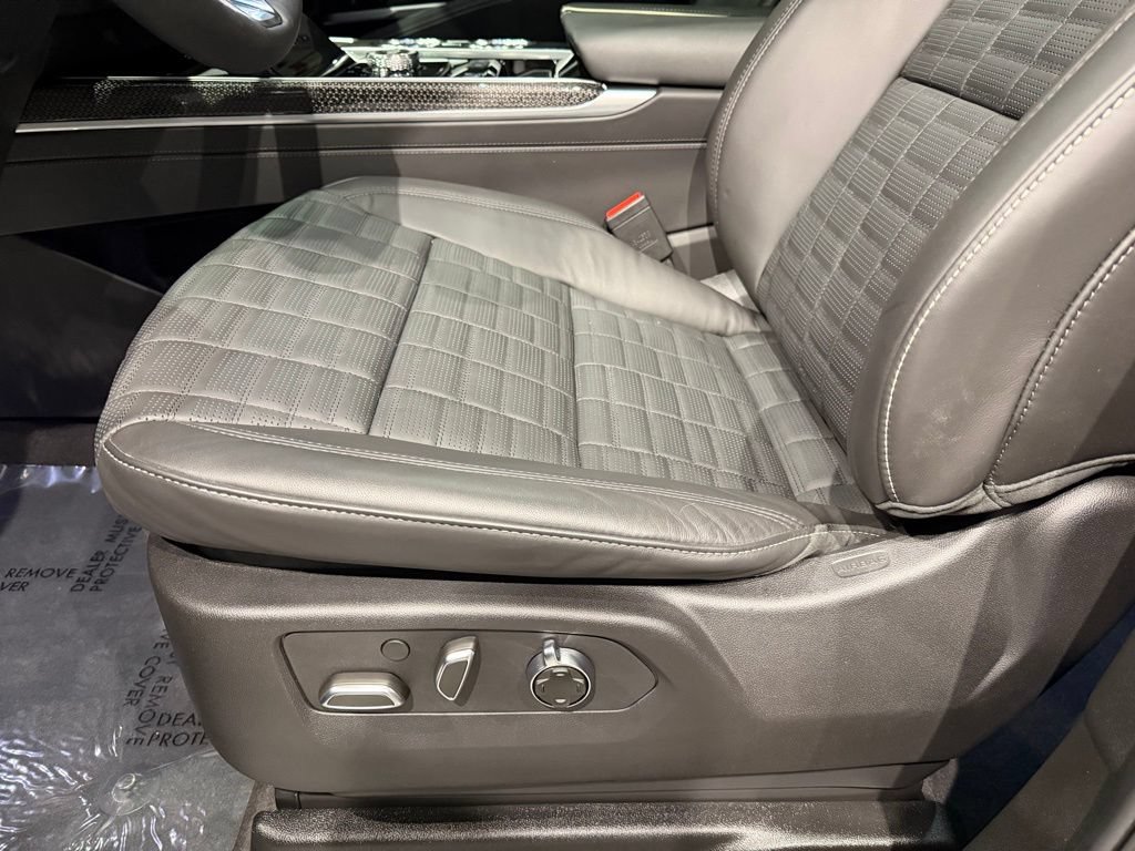 Used 2026 Cadillac Escalade ESV V AWD/4WD image 14