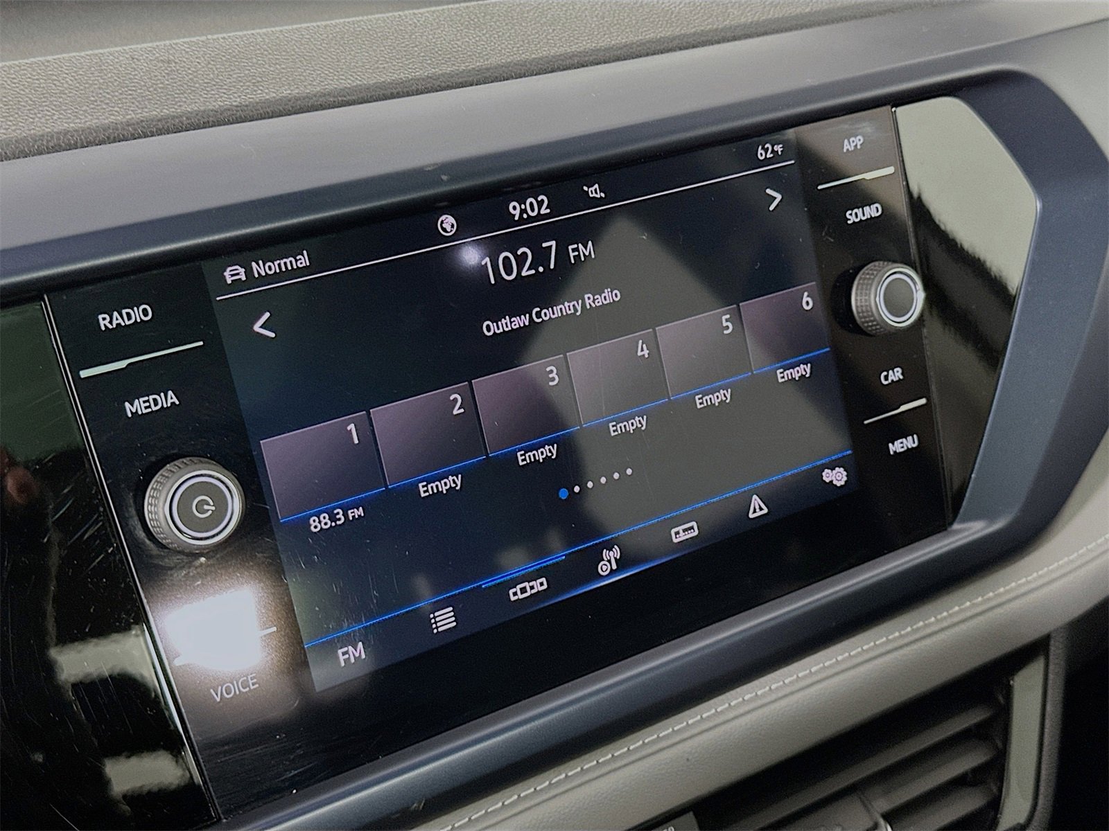 Used 2024 Volkswagen Taos SE w/ Panoramic Sunroof Package image 15