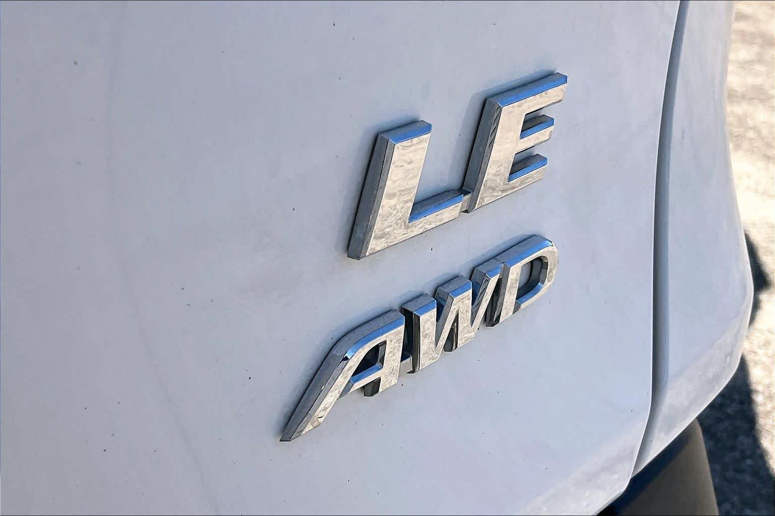 Used 2021 Toyota RAV4 LE AWD/4WD image 10