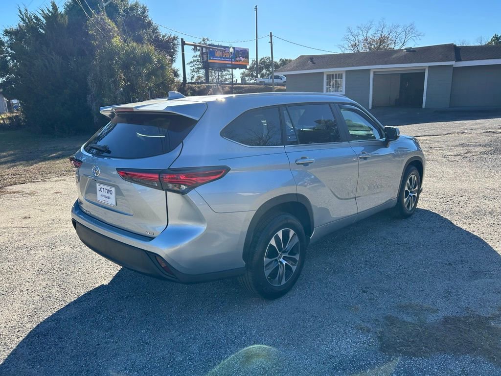 Used 2023 Toyota Highlander XLE image 4