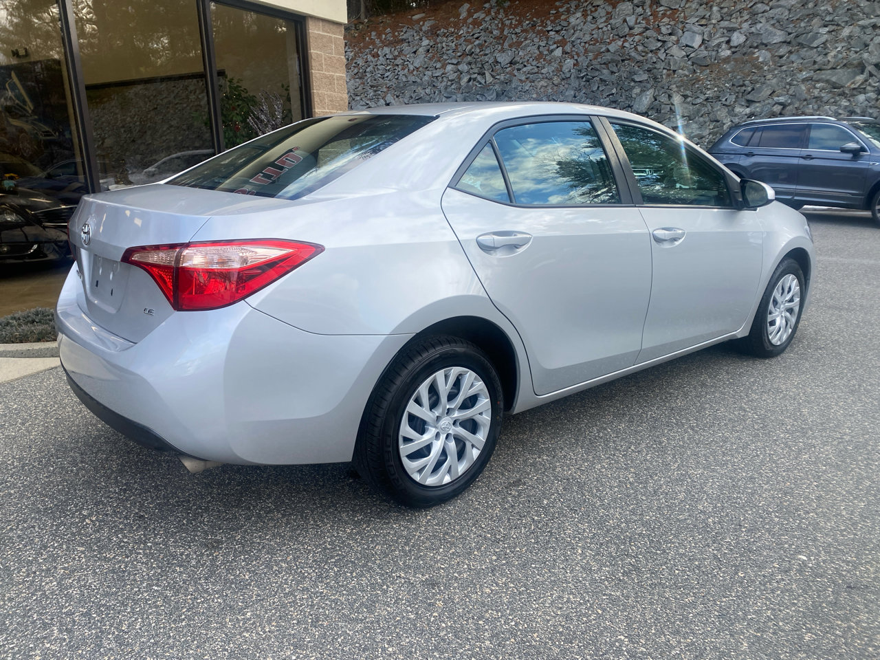 Used 2018 Toyota Corolla LE image 2
