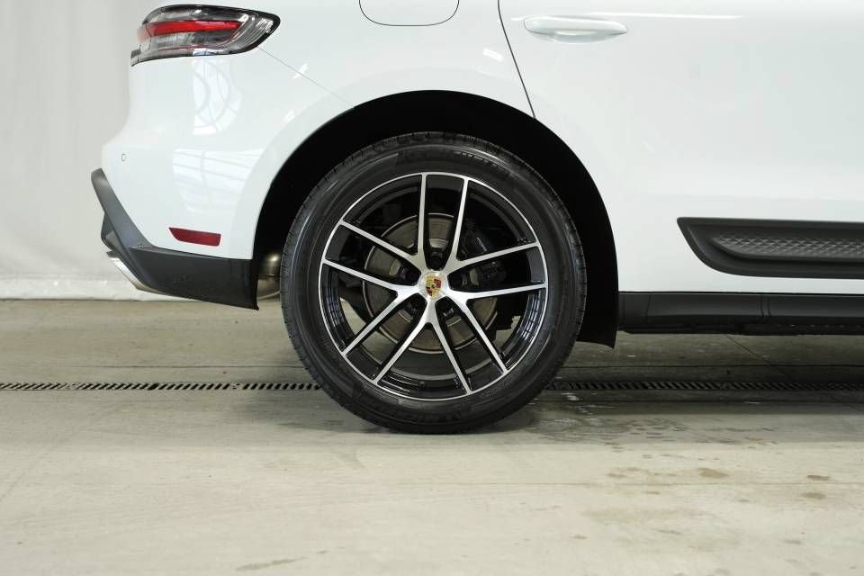 Certified 2025 Porsche Macan AWD/4WD image 39